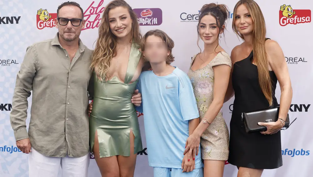 Lola Lolita junto a su familia.