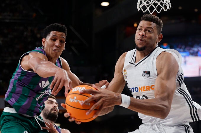 Tavares se hace con un rebote en presencia de Tyson Pérez