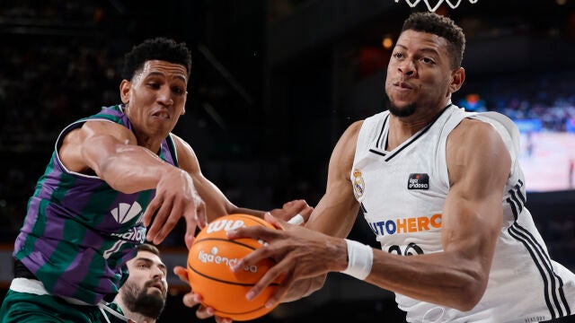 Tavares se hace con un rebote en presencia de Tyson Pérez