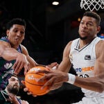 Tavares se hace con un rebote en presencia de Tyson Pérez