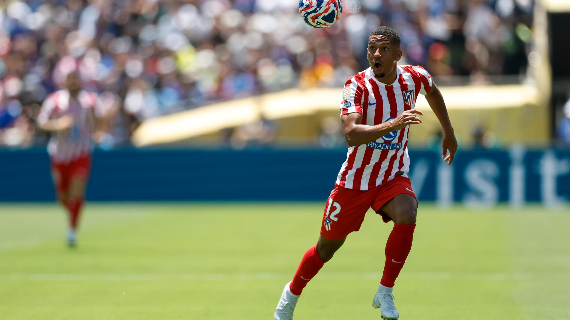 PASADENA (United States), 15/06/2025.- Samuel Lino of Atletico Madrid runs towards the ball during the first half of the FIFA Club World Cup 2025 group stage match between Paris Saint-Germain and Atletico Madrid in Pasadena, California, USA, 15 June 2025. (Mundial de Fútbol) EFE/EPA/CAROLINE BREHMAN