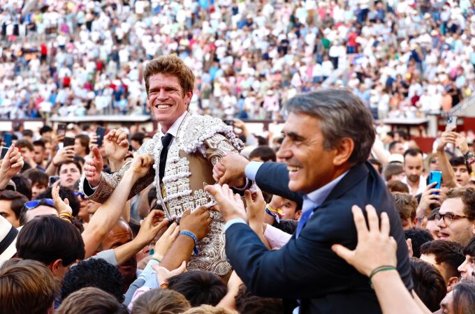 El diestro Borja Jiménez sale a hombros, acompañado de Victorino Martín, durante la corrida en memoria de Victorino Martín, celebrada este domingo en la plaza de toros de Las Ventas.