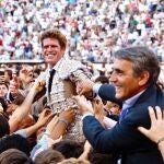 El diestro Borja Jiménez sale a hombros, acompañado de Victorino Martín, durante la corrida en memoria de Victorino Martín, celebrada este domingo en la plaza de toros de Las Ventas.