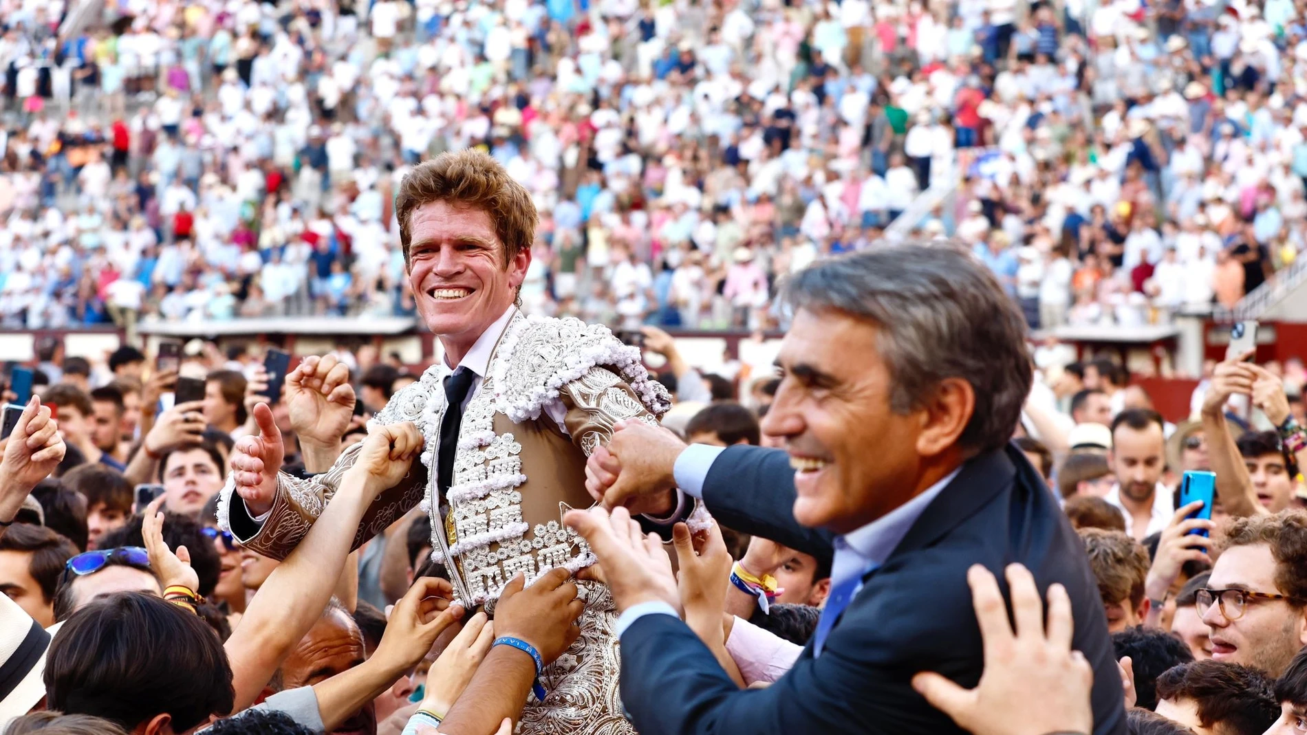 El diestro Borja Jiménez sale a hombros, acompañado de Victorino Martín, durante la corrida en memoria de celebrada este domingo en la plaza de toros de Las Ventas.