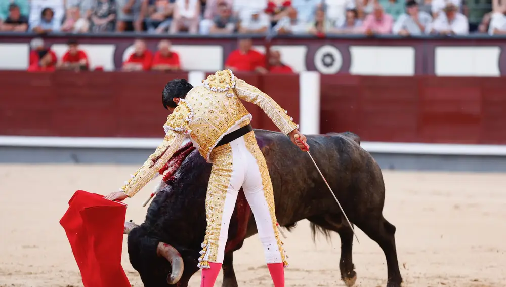 El diestro Emilio de Justo, durante la corrida en memoria de Victorino Martín celebrada este domingo en la plaza de toros de Las Ventas