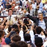 El diestro Borja Jiménez sale a hombros, acompañado de Victorino Martín, durante la corrida en memoria de Victorino Martín, celebrada este domingo en la plaza de toros de Las Ventas.