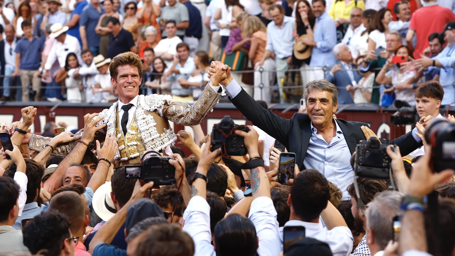 El diestro Borja Jiménez sale a hombros, acompañado de Victorino Martín, durante la corrida en memoria de Victorino Martín, celebrada este domingo en la plaza de toros de Las Ventas.