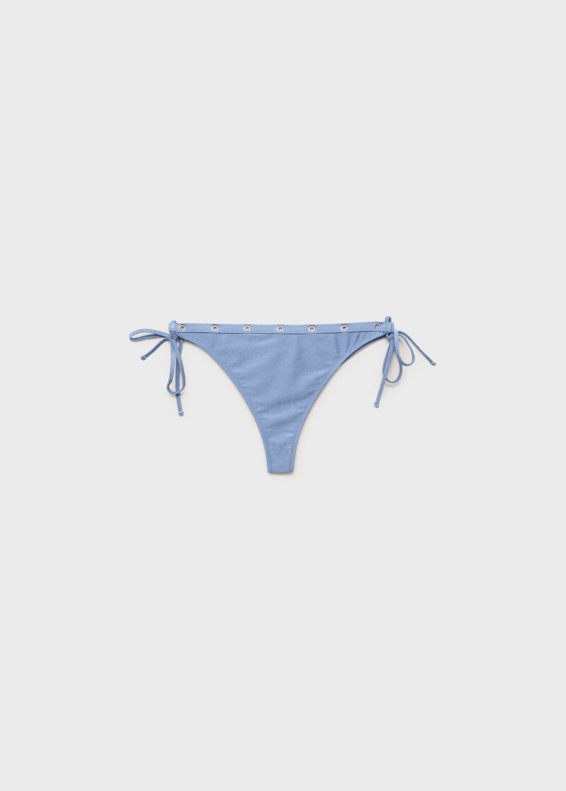 Braguita bikini con tachuelas.