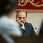 l exministro de Transportes José Luis Ábalos ha comparecido finalmente a la tercera citación del Parlamento de Canarias y ha optado por responder a las preguntas formuladas por los diputados salvo las que guardan relación con su condición de investigado en el llamado 'caso Koldo', que se instruye en el Tribuna Supremo.