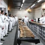 El forense que lidera las exhumaciones en el Valle de Cuelgamuros, Francisco Etxeberria, da explicaciones ante Pedro Sánchez