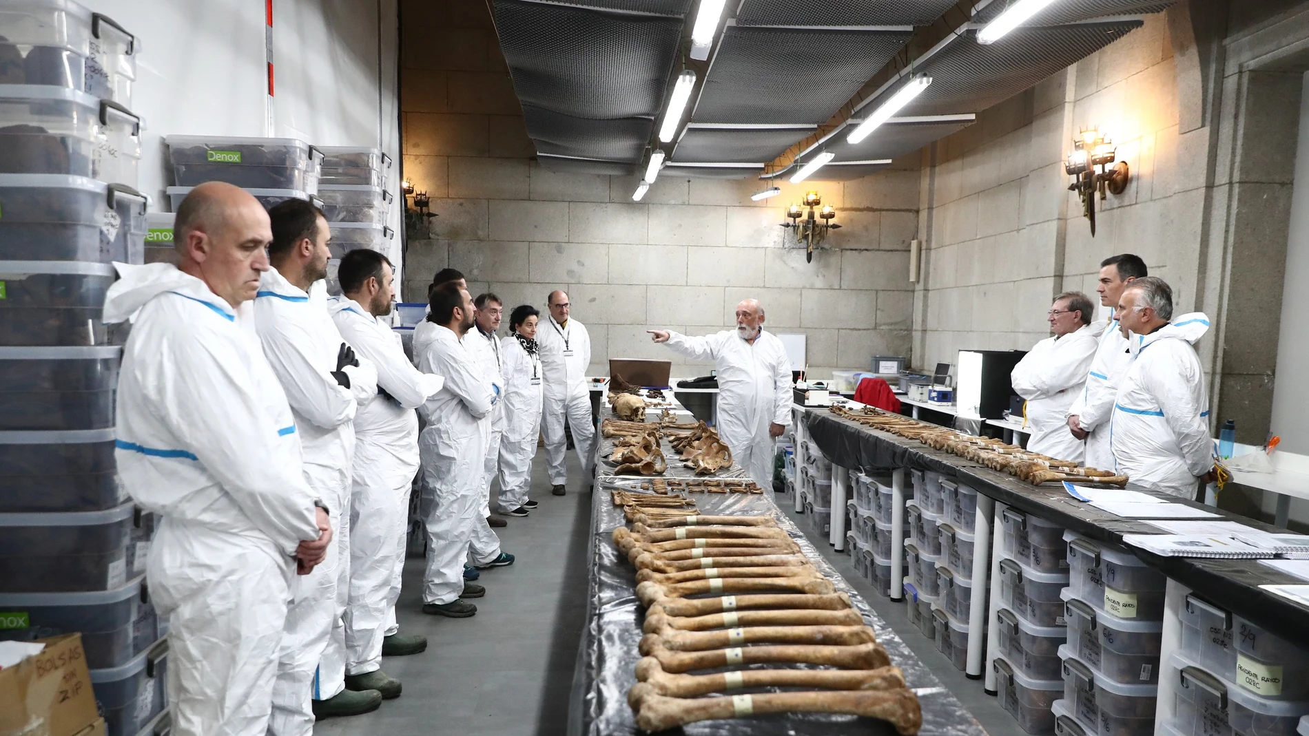 El forense que lidera las exhumaciones en el Valle de Cuelgamuros, Francisco Etxeberria, da explicaciones ante Pedro Sánchez