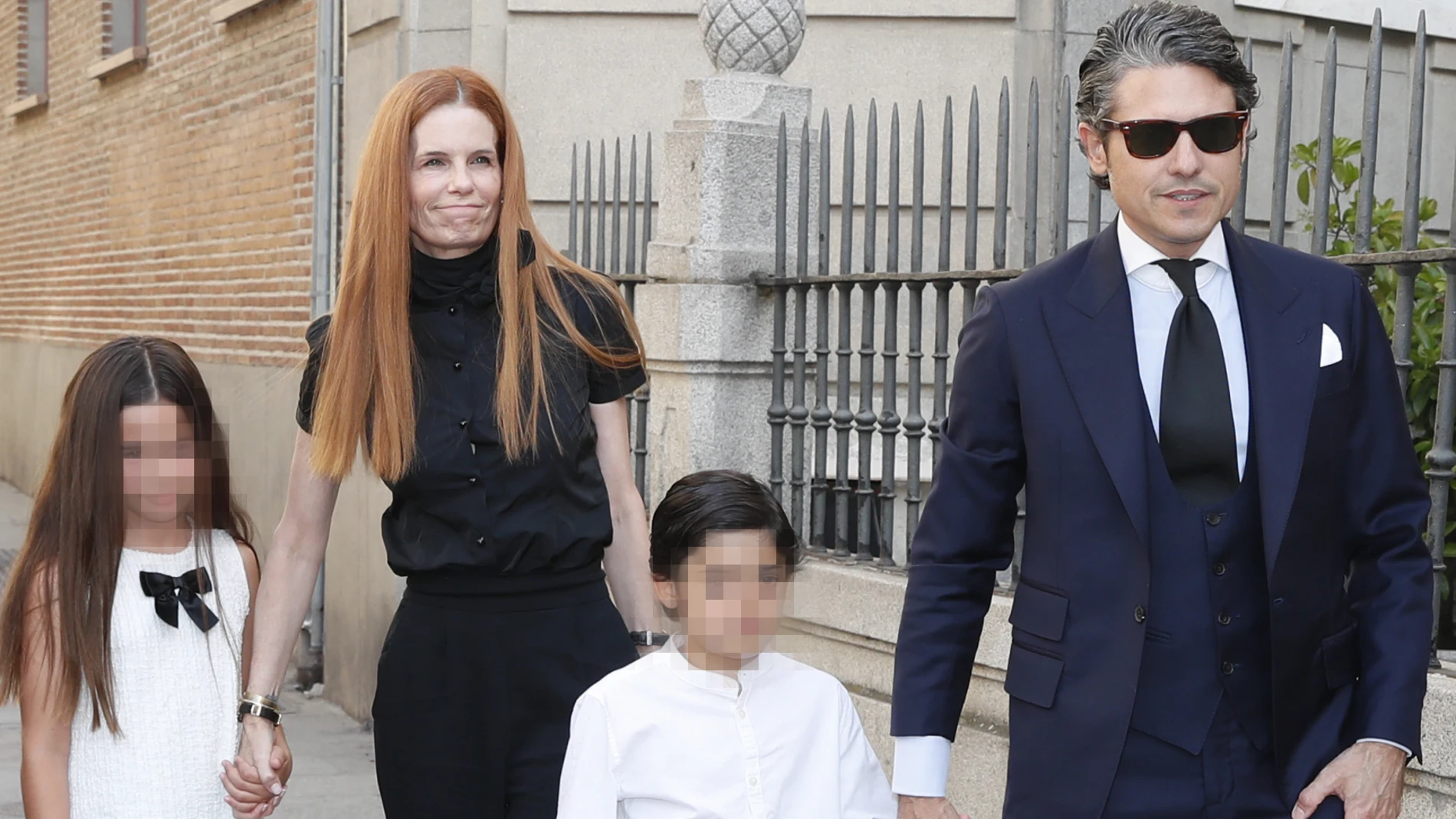Olivia de Borbón y Julian Porras junto a sus hijos