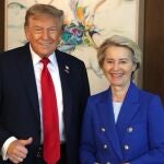 La presidenta de la Comisión Europea, Ursula von der Leyen, y el presidente de EE UU, Donald Trump, durante la cumbre del G-7 en Canadá