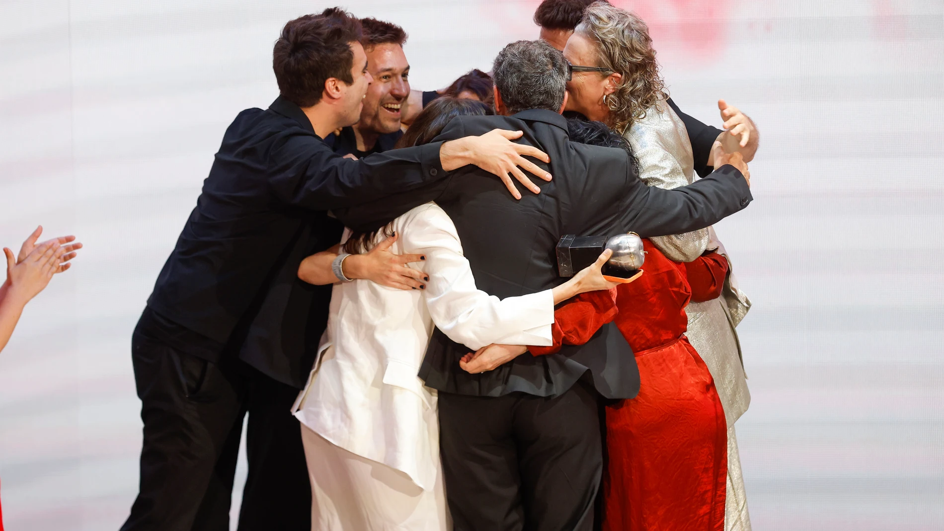 PAMPLONA, 16/06/2025.- El equipo de la obra ´Casting Lear´ tras recibir el premio a ´Mejor Espectáculo de Teatro´ durante la 28ª edición de los Premios Max de las Artes Escénicas, el reconocimiento más prestigioso dedicado a los profesionales del teatro y la danza en España, este lunes en el teatro Gayarre de Pamplona. EFE/Villar López.