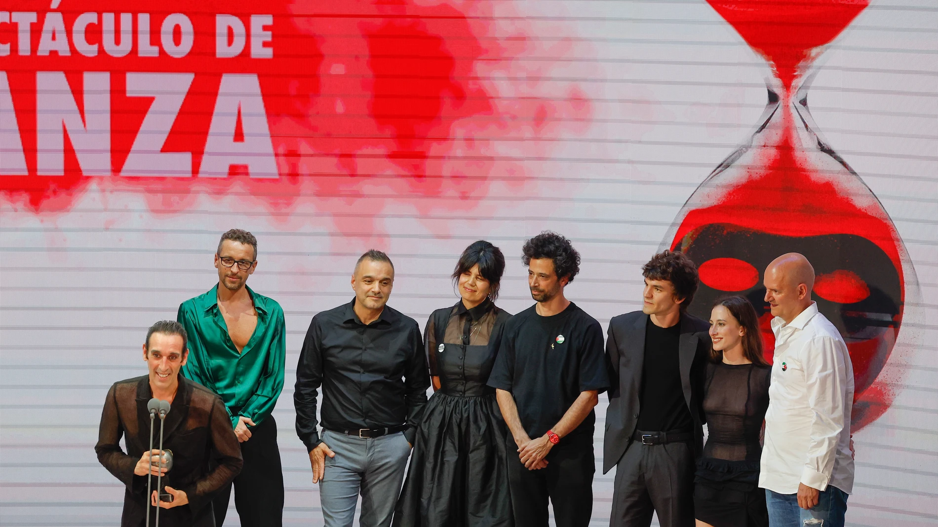 PAMPLONA, 16/06/2025.- Los integrantes del Ballet Nacional de España tras recibir el premio a ´Mejor espectáculo de danza´ por su montaje 'Afanador', durante la 28ª edición de los Premios Max de las Artes Escénicas, el reconocimiento más prestigioso dedicado a los profesionales del teatro y la danza en España, este lunes en el teatro Gayarre de Pamplona. EFE/Villar López