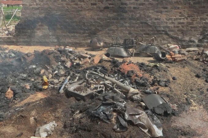 Los restos de un casa incendiada por hombres armados en Yelewata, al norte de Nigeria