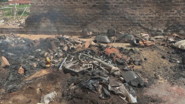 Los restos de un casa incendiada por hombres armados en Yelewata, al norte de Nigeria