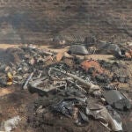 Los restos de un casa incendiada por hombres armados en Yelewata, al norte de Nigeria