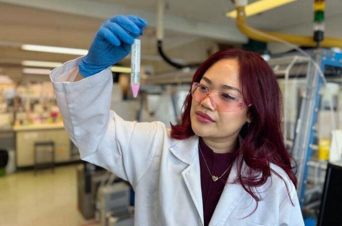 Sue Lyn Yap en el laboratorio observando una vacuna de ARNm