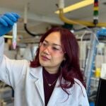 Sue Lyn Yap en el laboratorio observando una vacuna de ARNm
