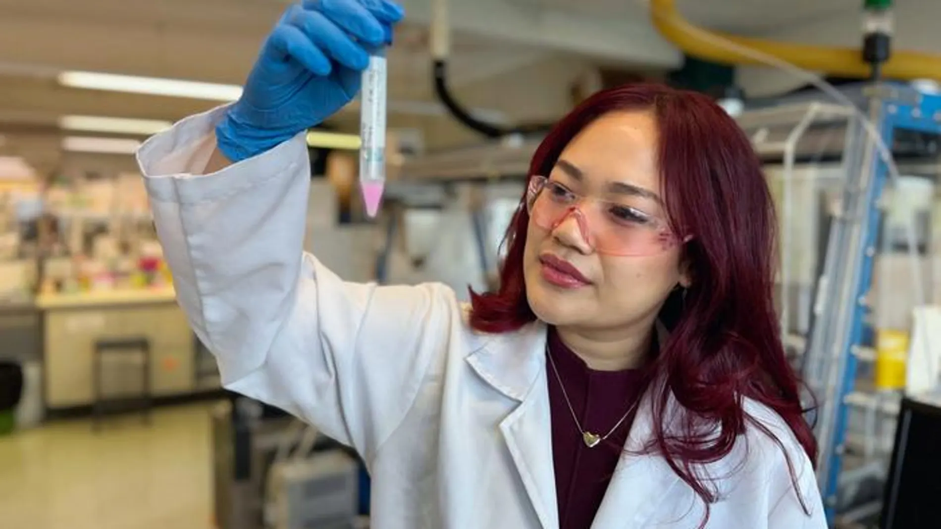 Sue Lyn Yap en el laboratorio observando una vacuna de ARNm