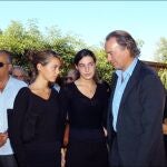 Bertín Osborne con sus hijas, Claudia y Eugenia, en el funeral de Sandra Domecq