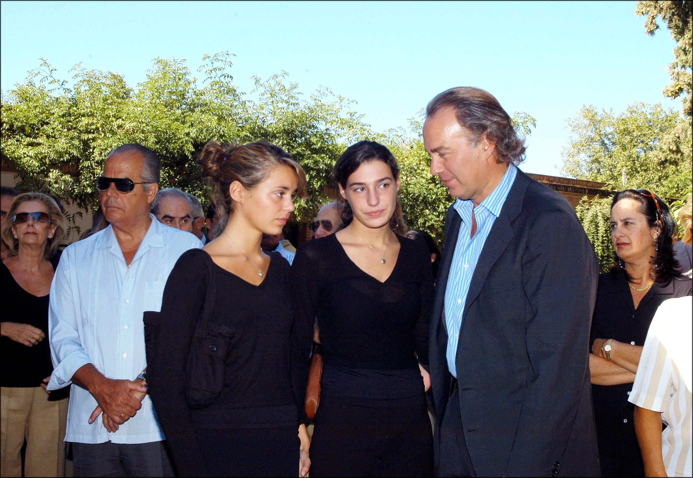 Bert&iacute;n Osborne con sus hijas, Claudia y Eugenia, en el funeral de Sandra Domecq
