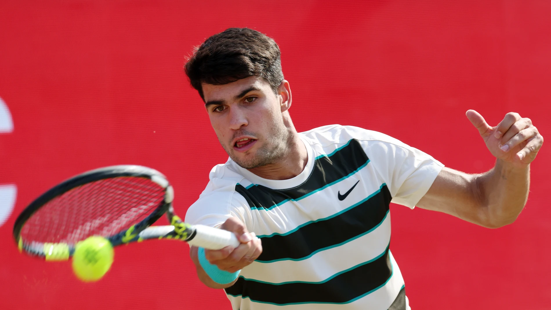 LONDON (United Kingdom), 17/06/2025.- Spain’s Carlos Alcaraz returns a shot during the singles match against Australia’s Adam Walton at the Queen's Club Championships tennis tournament in London, Britain, 17 June 2025. (Tenis, Reino Unido, Londres) EFE/EPA/ANDY RAIN