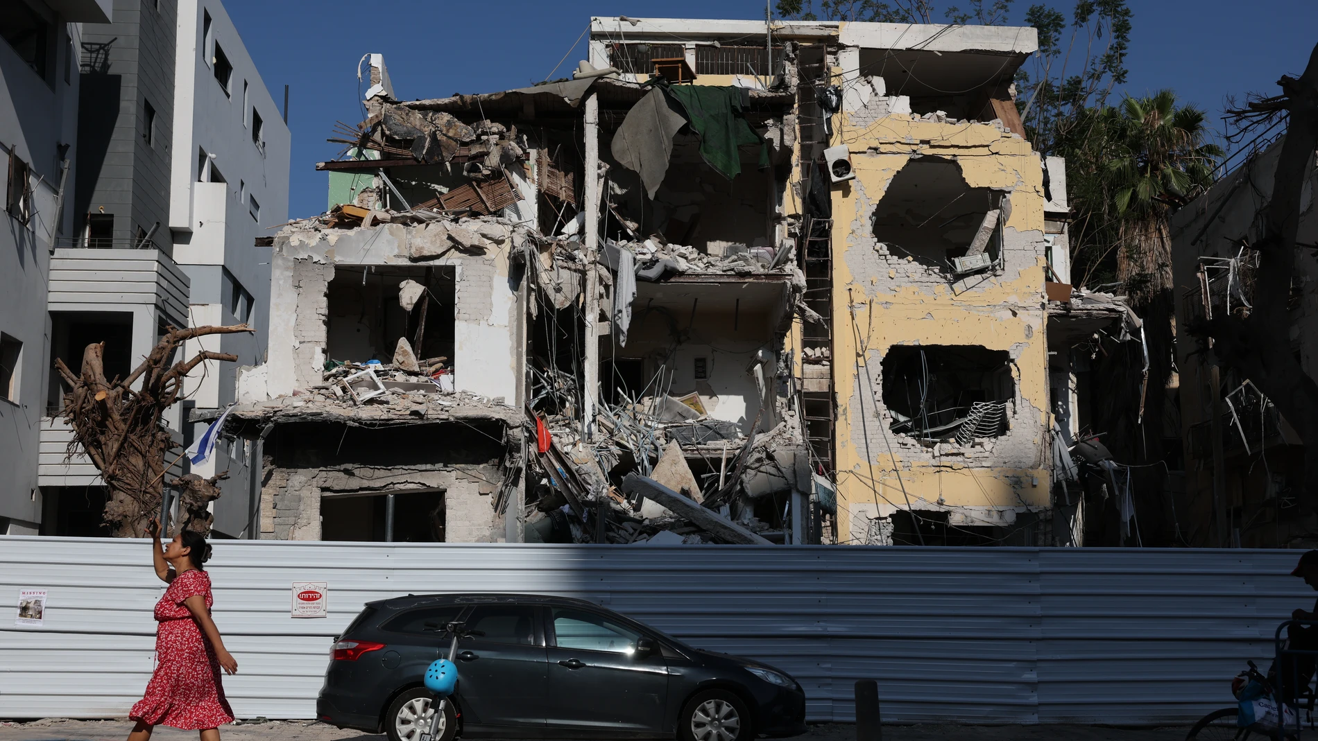 TEL AVIV (Israel), 17/06/2025.- A view of a damaged residential building at the scene of Iranian ballistic missiles hitting late on 16 June in Tel Aviv, Israel, 17 June 2025. Israel's military announced that sirens sounded in various regions across the country after missiles were launched from Iran towards Israel. EFE/EPA/ABIR SULTAN