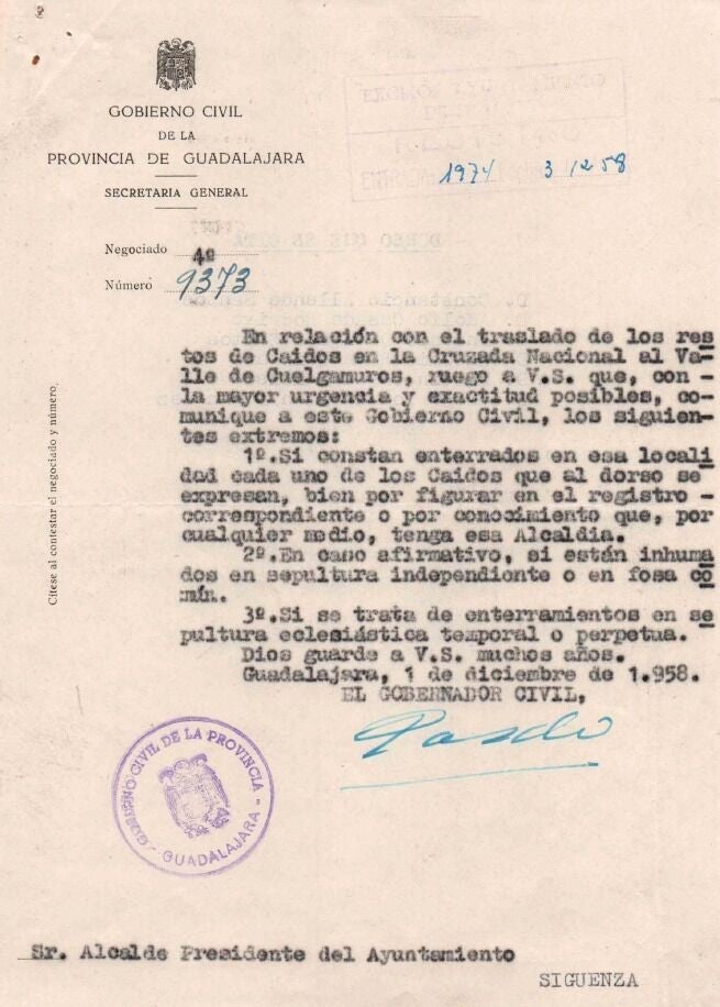 Escrito del gobernador de Guadajara al Ayuntamiento de Sigüenza recabando información de Constancio Allende