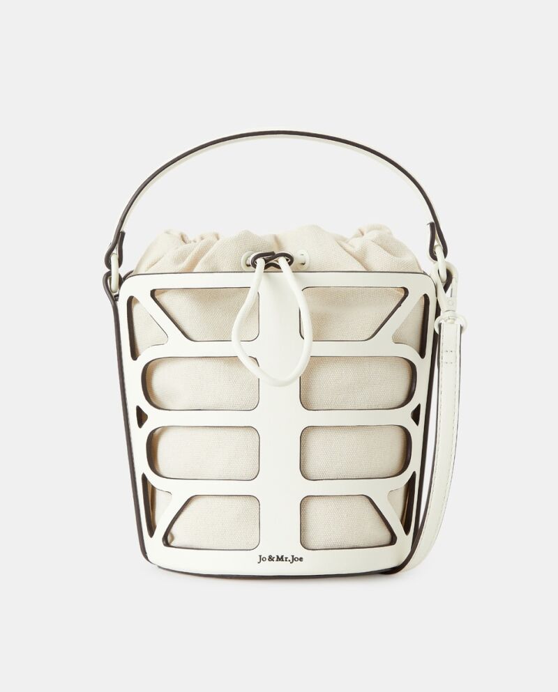 Bolso de mano perforado.