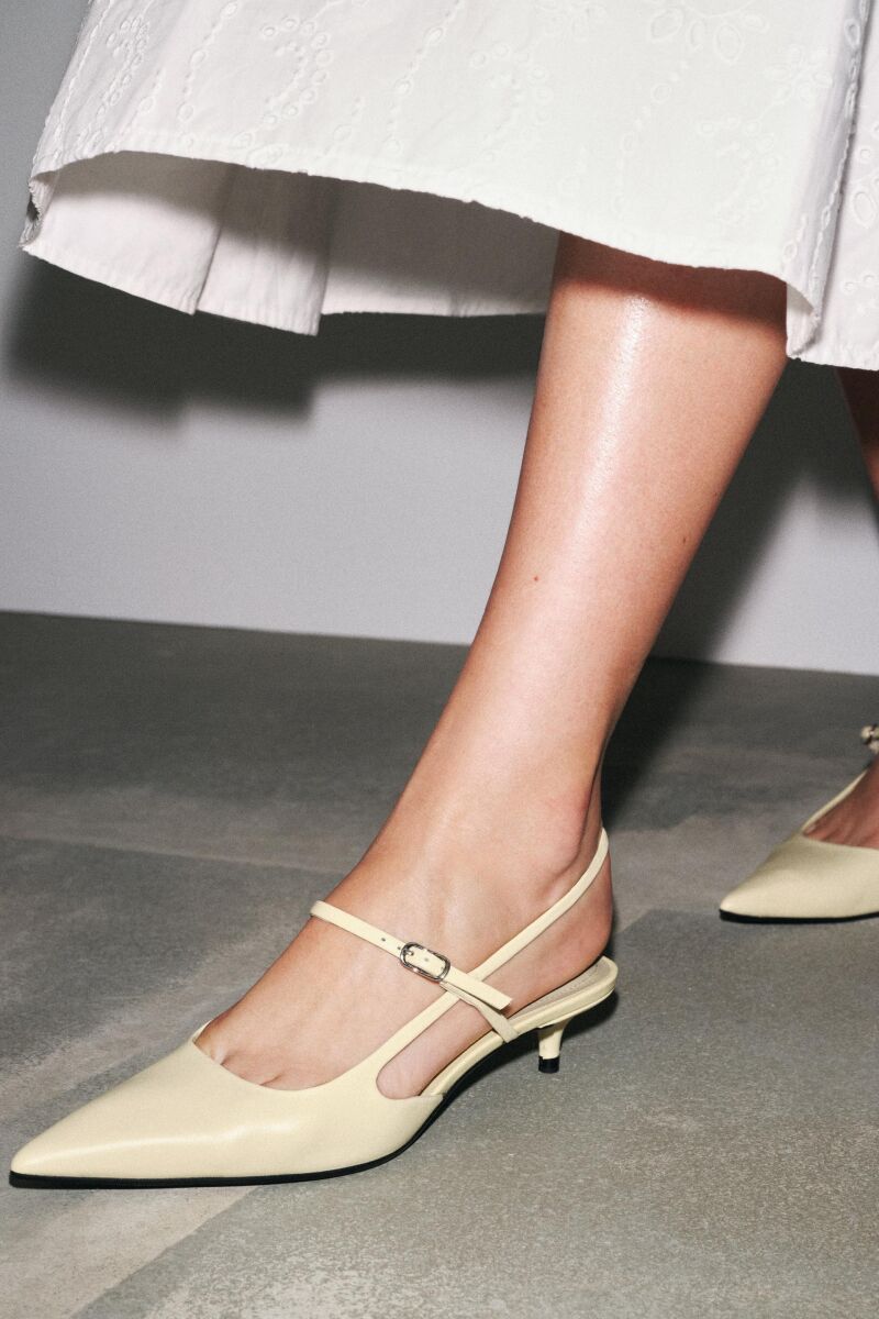 Zapatos bajos en tono mantequilla de Zara