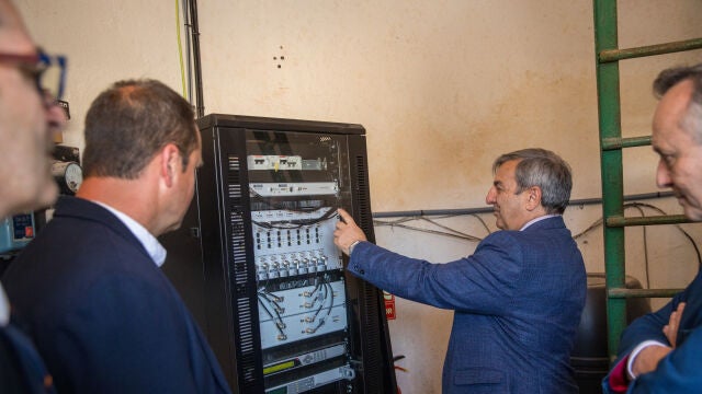 El consejero de Movilidad y Transformación Digital, José Luis Sanz Merino, junto al alcalde de Sanchonuño; Carlos Enrique Fuentes; visita las actuaciones realizadas en mejora de la TDT en Sanchonuño (Segovia)