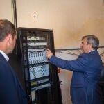 El consejero de Movilidad y Transformación Digital, José Luis Sanz Merino, junto al alcalde de Sanchonuño; Carlos Enrique Fuentes; visita las actuaciones realizadas en mejora de la TDT en Sanchonuño (Segovia)