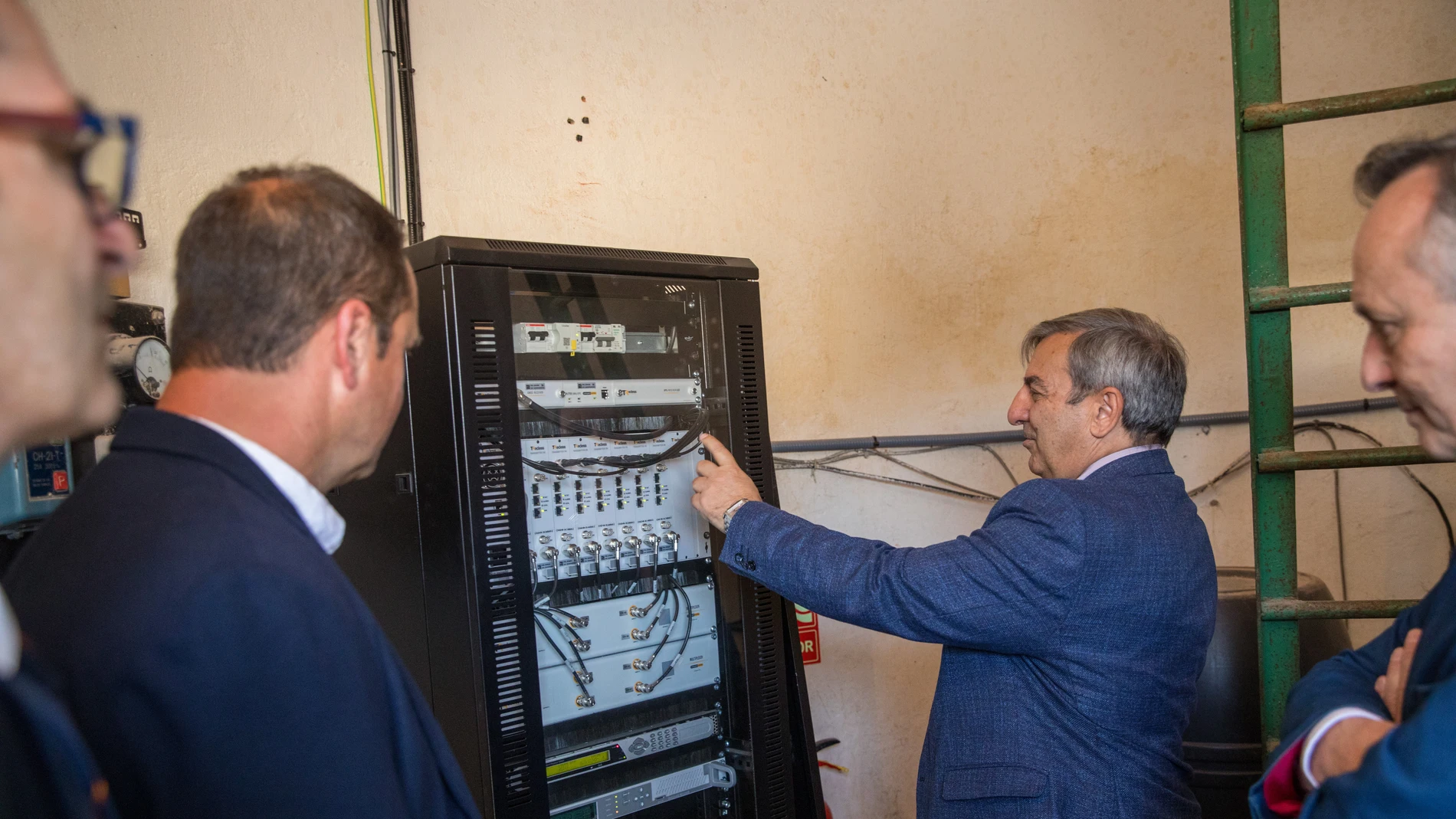 El consejero de Movilidad y Transformación Digital, José Luis Sanz Merino, junto al alcalde de Sanchonuño; Carlos Enrique Fuentes; visita las actuaciones realizadas en mejora de la TDT en Sanchonuño (Segovia)