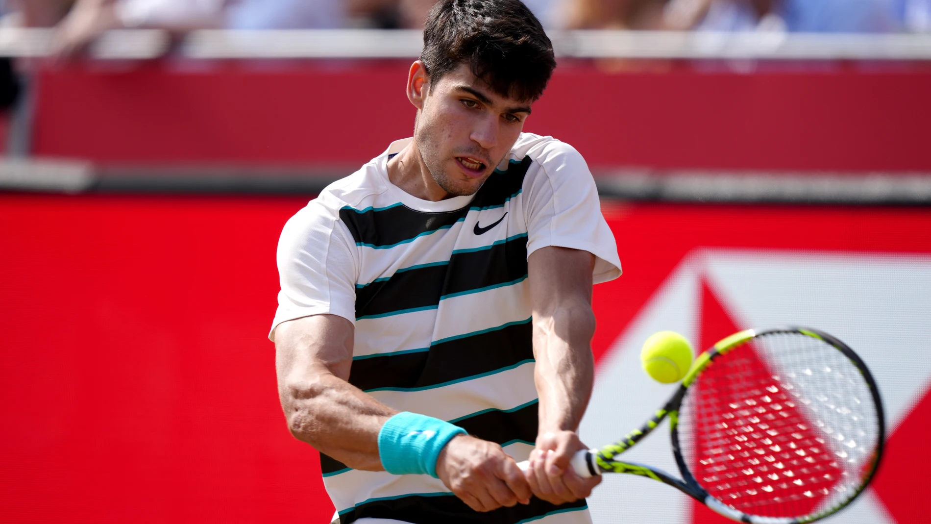 17 June 2025, United Kingdom, London: Spanish tennis player Carlos Alcaraz in action against Australia's Adam Walton during their men's singles round of 32 tennis match of the HSBC Championships at The Queen's Club in London. Photo: Ben Whitley/PA Wire/dpa17/06/2025 ONLY FOR USE IN SPAIN