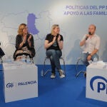 La vicepresidenta de la Junta de Castilla y León, Isabel Blanco(C); junto con el secretario general del PPCyL, Francisco Vázquez(I); la vicesecretaria autonómica de Asuntos Sociales, María José de la Fuente(D); la presidenta provincial, Ángeles Armisén(2I); y el alcalde de Villamuriel de Cerrato, Roberto Martín(2D); en el acto sobre las políticas del Partido Popular en apoyo a las familias
