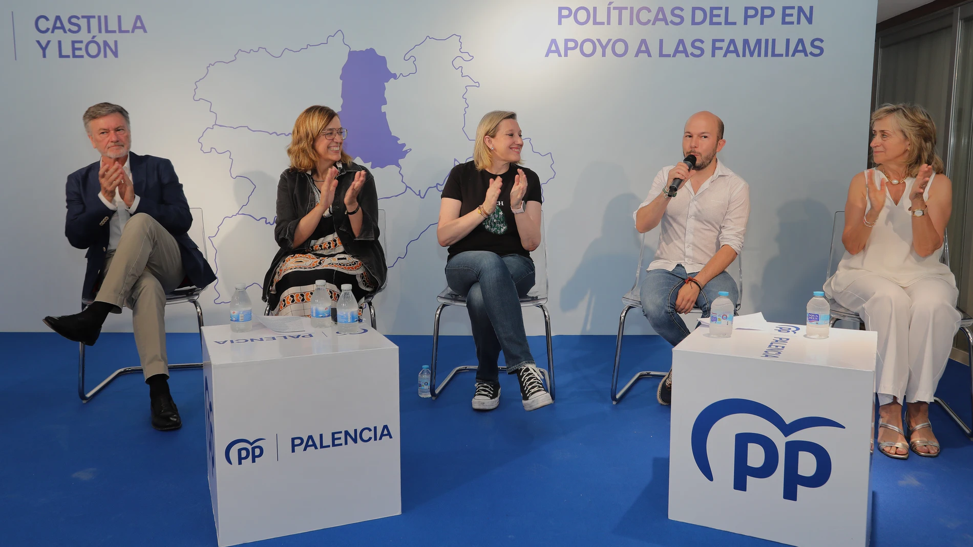 La vicepresidenta de la Junta de Castilla y León, Isabel Blanco(C); junto con el secretario general del PPCyL, Francisco Vázquez(I); la vicesecretaria autonómica de Asuntos Sociales, María José de la Fuente(D); la presidenta provincial, Ángeles Armisén(2I); y el alcalde de Villamuriel de Cerrato, Roberto Martín(2D); en el acto sobre las políticas del Partido Popular en apoyo a las familias