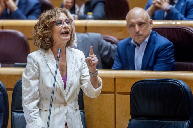 La vicepresidenta primera y Ministra de Hacienda, María Jesús Montero, interviene durante un pleno en el Senado, a 17 de junio de 2025, en Madrid (España).