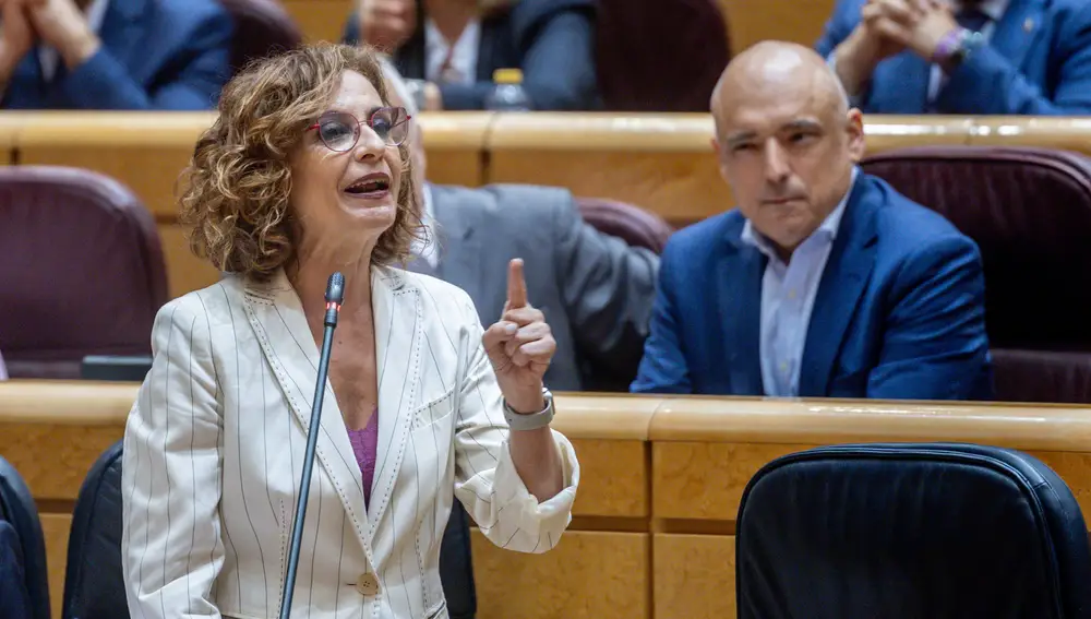 La vicepresidenta primera y Ministra de Hacienda, María Jesús Montero, interviene durante un pleno en el Senado, a 17 de junio de 2025, en Madrid (España).