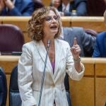 La vicepresidenta primera y Ministra de Hacienda, María Jesús Montero, interviene durante un pleno en el Senado, a 17 de junio de 2025, en Madrid (España).