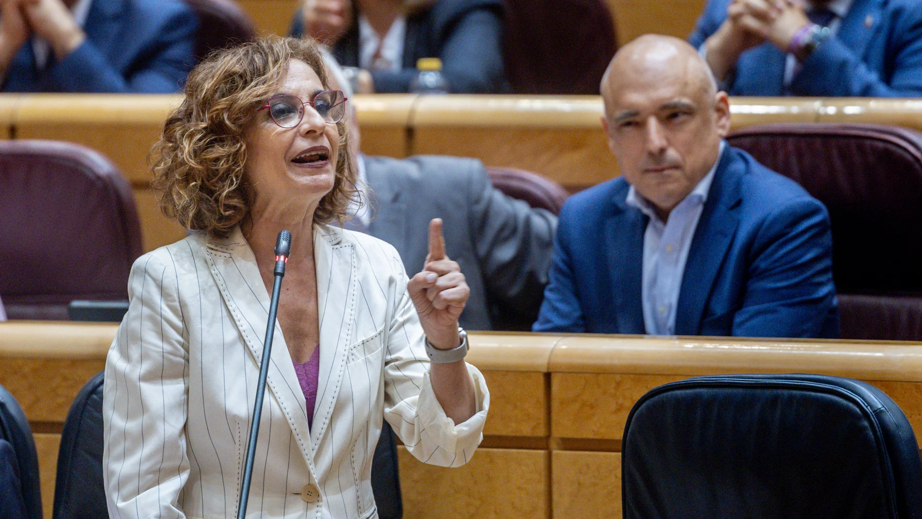 La vicepresidenta primera y Ministra de Hacienda, María Jesús Montero, interviene durante un pleno en el Senado, a 17 de junio de 2025, en Madrid (España).