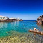 Este pueblo escondido en España parece sacado de un sueño: casas blancas, playas volcánicas y una piscina natural de otro mundo para disfrutar este verano
