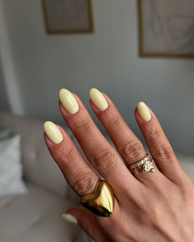 Manicura amarilla de efecto perlado.
