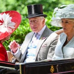Los reyes Carlos y Camilla en Ascot