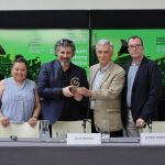 El presidente de AECC Valladolid, Artemio Domínguez, recibe a la Chicago Youth Symphony Orchestra
