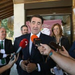 El consejero Juan Carlos Suárez-Quiñones, atiende a la prensa junto al alcalde de Cervera, Jorge Ibáñez, y la presidenta de la Diputación de Palencia, Ángeles Armisén, después de presentar el programa de actividades del 25 aniversario del Parque de la Montaña Palentina