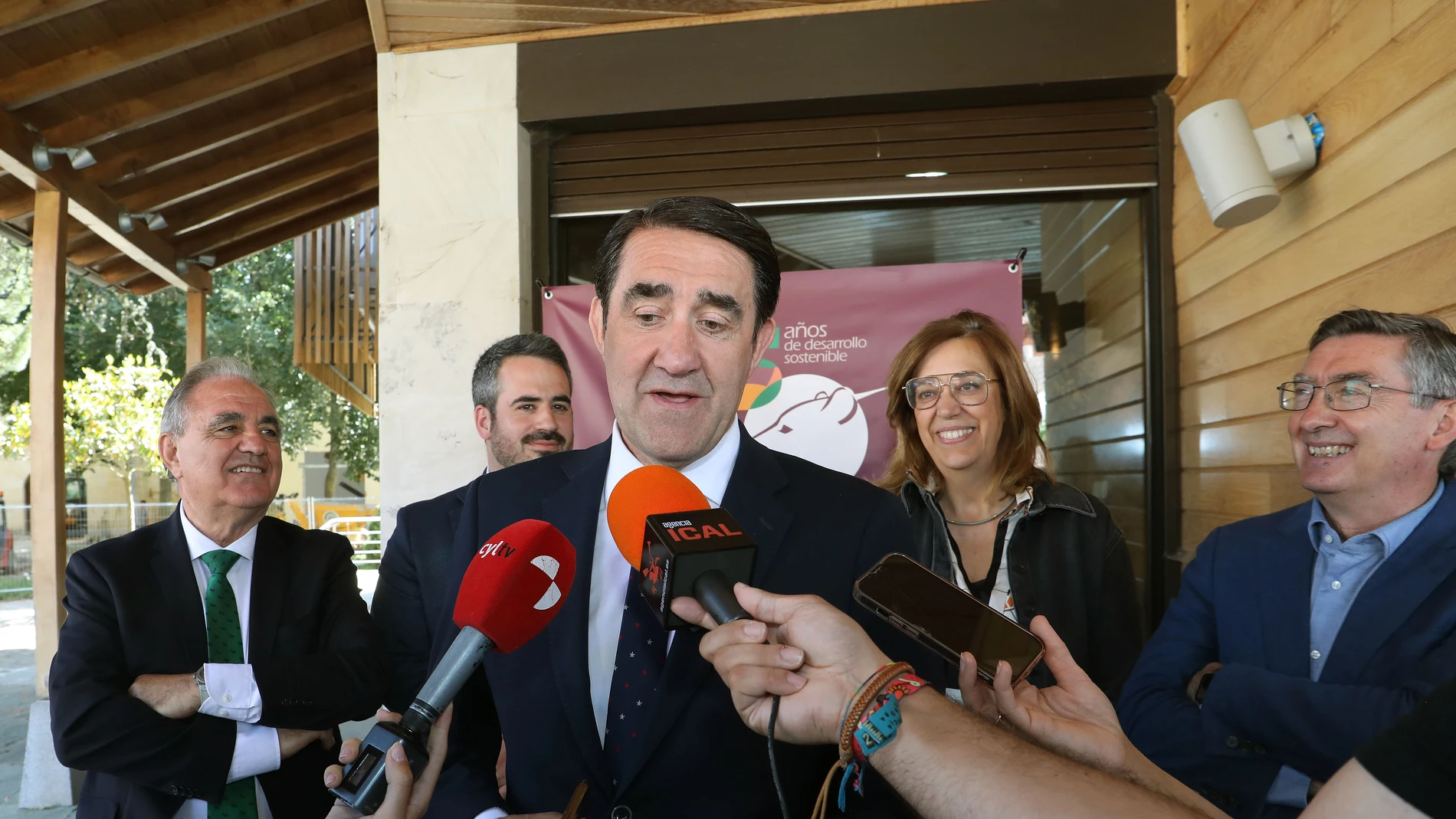 El consejero Juan Carlos Suárez-Quiñones, atiende a la prensa junto al alcalde de Cervera, Jorge Ibáñez, y la presidenta de la Diputación de Palencia, Ángeles Armisén, después de presentar el programa de actividades del 25 aniversario del Parque de la Montaña Palentina