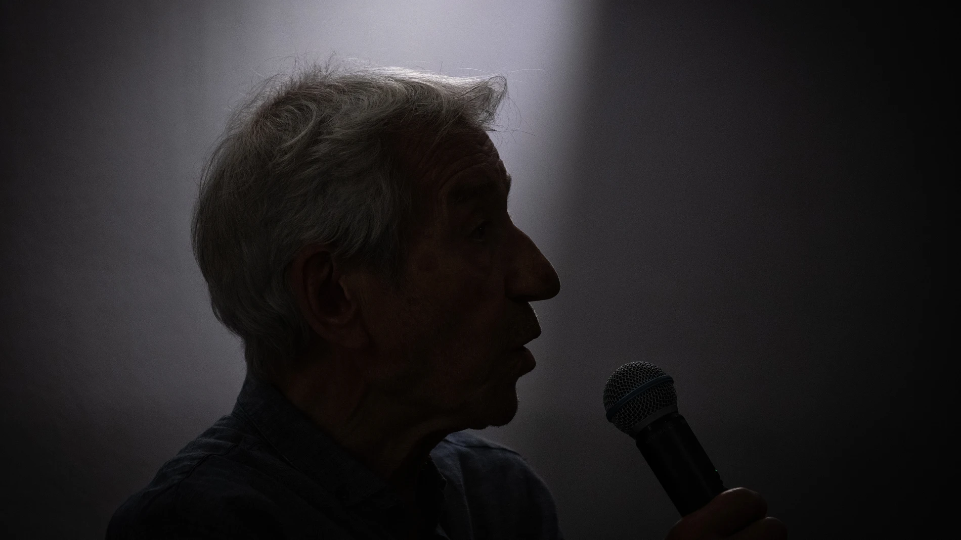 El actor José Sacristán presenta 'Caminando con Antonio Machado, de los días azules a El sol de la infancia', en el Teatro Fernán Gómez, a 17 de junio de 2025, en Madrid (España). La obra es el último montaje donde Sacristán firma la dramaturgia, la dirección y la interpretación de los poemas del autor sevillano. Este montaje se podrá ver cuatro únicos días, del 26 al 29 de junio de 2025 en el Teatro Fernán Gómez. 17 JUNIO 2025;TEATRO;FERNANDO FERNÁN GÓMEZ;CULTURA;ACTOR;DRAMATURGO;MONTAJE; ...
