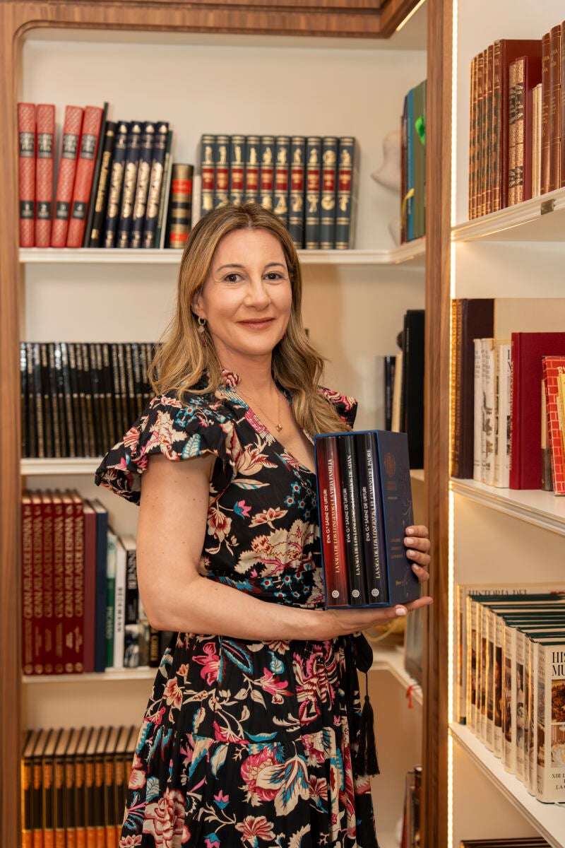Eva García Sáenz de Urturi posando con su trilogía
